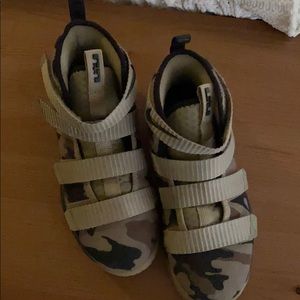 Kids Nike Air Lebron Zoom 11 Camo- size 1.5